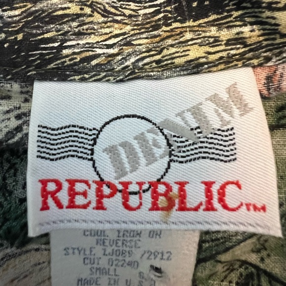 Button down short sleeve shirt - Picture 3 of 3